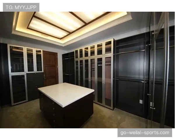 刷到维克托·阿萨尔森的家居照，我直接想去当他试衣师——衣帽间比我整栋楼还体面