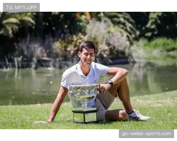 德约科维奇度假照里端着金勺吃早餐，这生活档次把我打回月光族